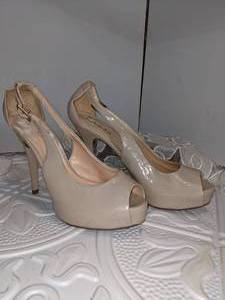 Guess Light Mocha Patent Leather Peep Toe Heels wCut Out Sz 8 12