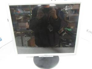 lot 35 image: 20 in LCD Monitor