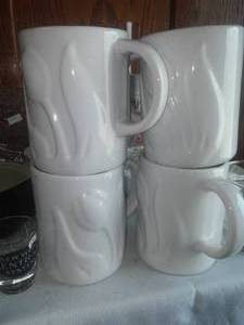 4 matching Mugs, serving platters & more.