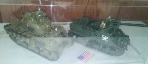 (2) 135 Scale Army Tank Models. Comes with plexiglass case.&nbsp