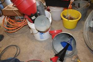 lot 816 image: Lot of Funnels (in bucket)