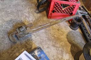 lot 824 image: Pipe Wrench 33L