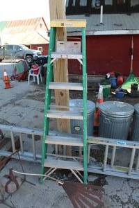 lot 751 image: Davidson Non-Conductive Fiberglass 6 Step Ladder 692-61