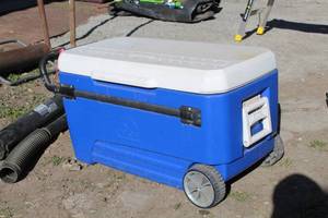 lot 758 image: Igloo Plastic Rolling Ice Chest Cooler 35Lx17Wx20H