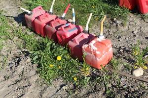 lot 759 image: Lot of (6) Plastic Gasoline Cans 2-Gallon