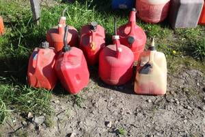 lot 761 image: Lot of (7) Plastic Gasoline Cans