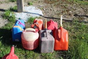 lot 762 image: Lot of (6) Plastic Fuel Cans  - Gasoline 5-Gallon (x5), Kerosene (x1)