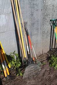 lot 785 image: Lot of (7) Metal Rakes  - Leaf Rakes, Garden Rakes