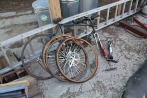 lot 846 image: Schwinn Voyageur 11.8 Mens 23 Road Bicycle with 24 Black Frame (unassembled)