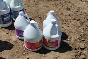 lot 866 image: Lot of (4) LAs Totally Awesome Bleach 96-oz Plastic Bottles