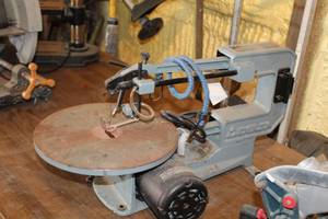 lot 883 image: Delta Scroll Saw 40-860