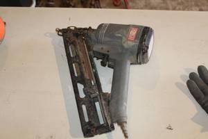 lot 890 image: Senco Pneumatic Nailer FC0219