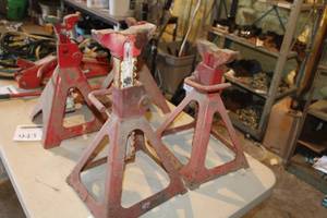 lot 944 image: Lot of (2) Jack Stands