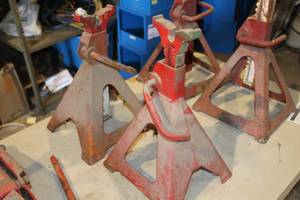 lot 943 image: Lot of (2) Jack Stands