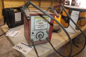 lot 996 image: Solar 12V Battery Performance Analyzer