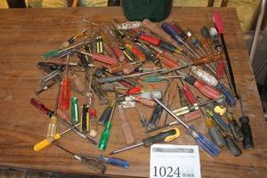 lot 1024 image: Screwdrivers (in bucket)