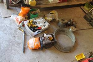 lot 1028 image: Electric Fencing Parts and Accessories