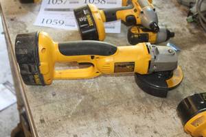 lot 1060 image: DeWalt Heavy Duty  18V Cordless Cut-Off Tool DC410  4-12  with Battery