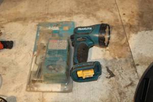 lot 1067 image: Makita Cordless Flashlight, Automotive Fast Charger