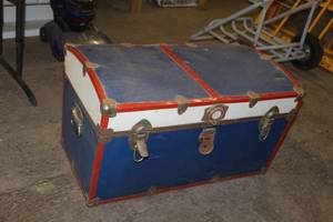 lot 1166 image: Vintage Trunk 30Lx18Wx18H