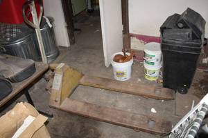 lot 715 image: Yale Hydraulic Pallet Truck 5500 lbs