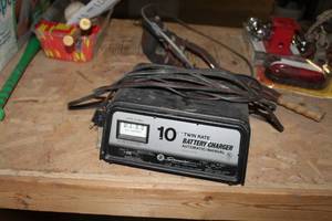 lot 1173 image: Schumacher Twin Rate 10 Amp AutomaticManual Battery Charger SE-40MA