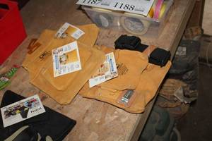 lot 1188 image: Tool Belt  with Heavy Duty Suede Tool Pouches (x2 new)