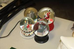lot 1872 image: Lot of (4) Snow Globes