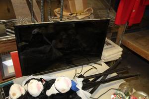 lot 1875 image: Samsung 32 Flatscreen TV