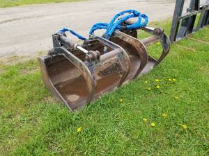 lot 703 image: Bucket Claw Attachment