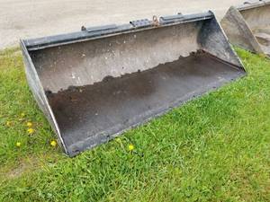 lot 708 image: John Deere Construction Bucket Attachment KV22752