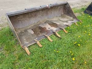 lot 709 image: John Deere Bucket Attachment