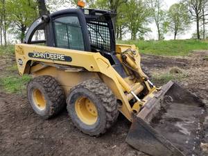 lot 702 image: John Deere Skidsteer Loader 280 2-Speed  with Bucket Attachment