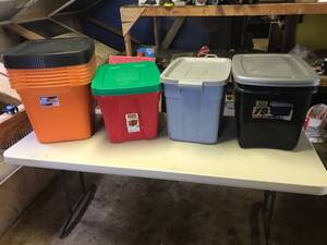 lot 1941 image: Lot of (12) Plastic Tote Bins with Lid