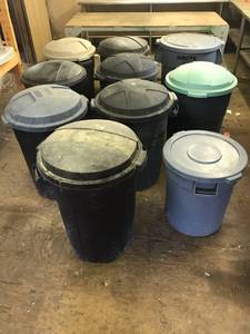 lot 1956 image: Lot of (10) Plastic Trash Cans with lid