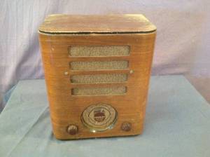 lot 30 image: Vintage Crosley Battery Fiver Radio