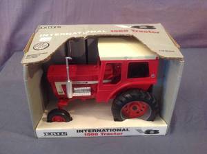 lot 32 image: Ertl International 1568 Tractor
