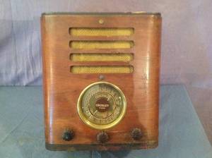 lot 34 image: Vintage Crosley Fiver Radio