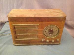lot 54 image: Vintage Crosley Super 8 Radio