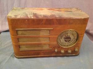 lot 64 image: Vintage Crosley Super 8 Radio