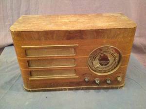lot 65 image: Vintage Crosley Super 8 Radio