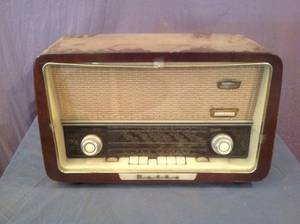 lot 127 image: Vintage Graetz Polka 613 Radio