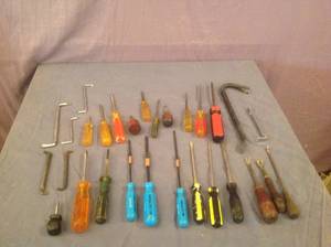 lot 201 image: Screwdrivers & Pry Bars