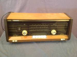 lot 222 image: Vintage Philips Radio