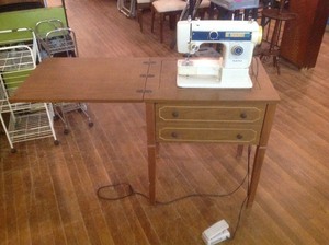 lot 279 image: Sewing Machine & Cabinet