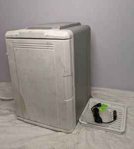 lot 625 image: Coleman Power Chill Iceless 2 Volt Cooler