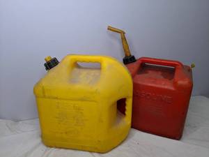 lot 631 image: Gas Can and Diesel Can (Partially Full)
