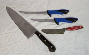 lot 685 image: (4) Kitchen Knives