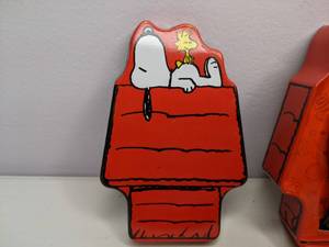 lot 15 image: Peanuts Snoopy Wristwatch in Doghouse Tin