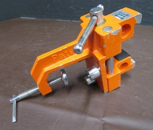 METAL BENCH CLAMP (TO HOLD SKIS)